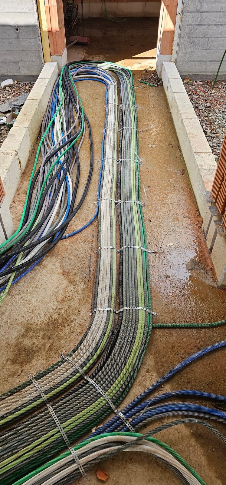Gegroepeerde elektrische leidingen tijdens de ruwbouw