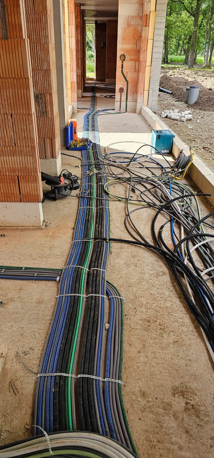 Elektrische leidingen langs de wand in een aanbouw