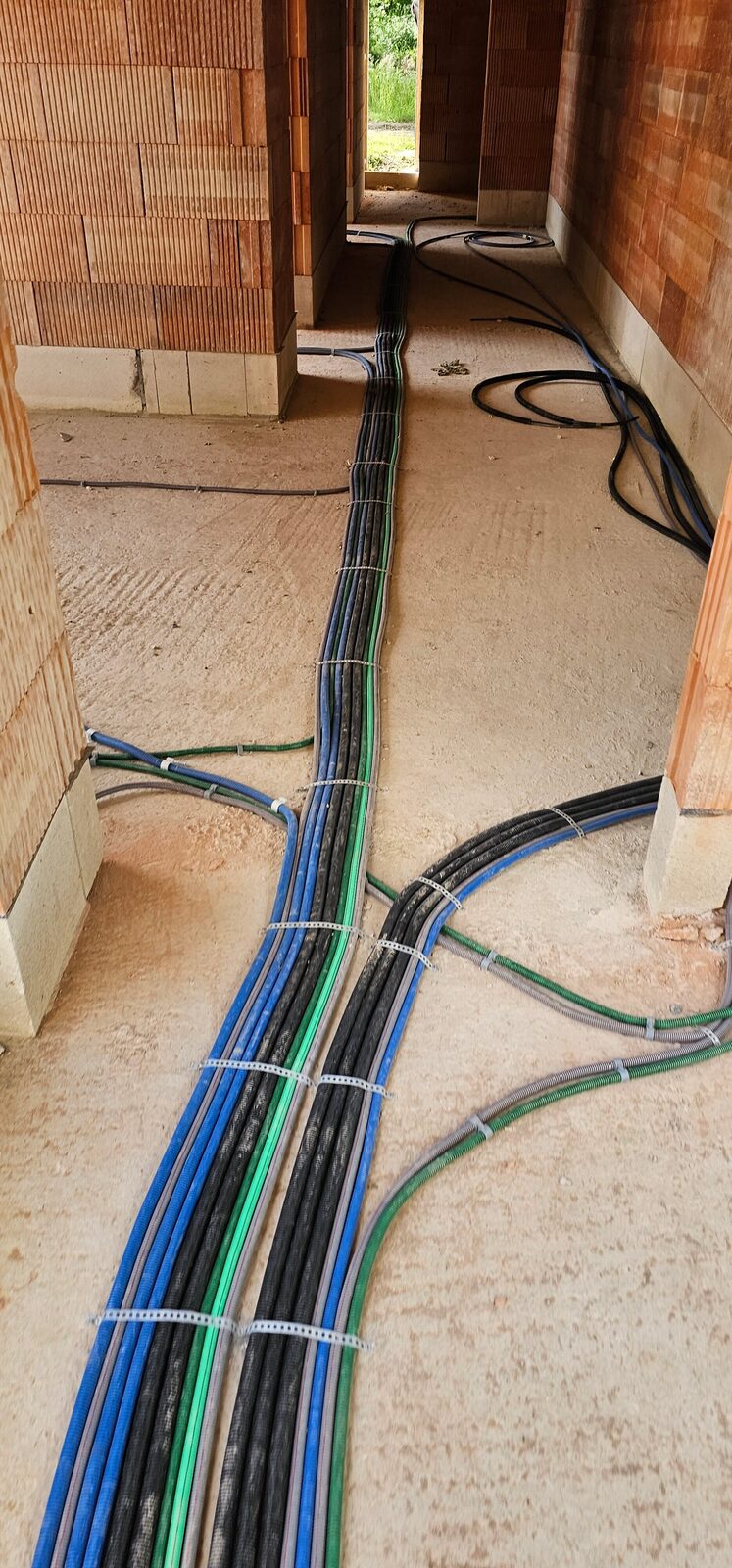 Bekabeling netjes verdeeld over de vloer
